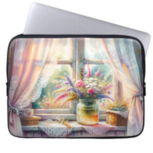 Sonnenbeschienenes Cottage-Fenster mit Wildblumen Laptopschutzhülle