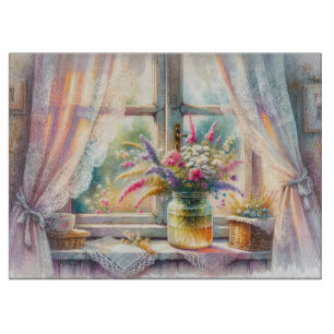 Sonnenbeschienenes Cottage-Fenster mit Wildblumen Schneidebrett