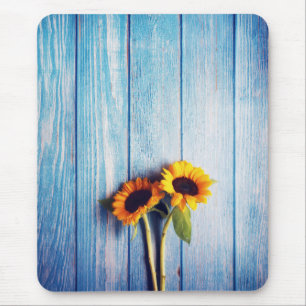 Sonnenblume an der blauen Holzwand Mousepad