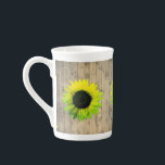 Sonnenblume auf rustikalem Holz Prozellantasse<br><div class="desc">Auf dieser bezaubernden Knochen-China Tasse sind Neontöne von grünen und gelben Sonnenblumen auf einer rustikalen Holzplanken Hintergrund schaffen einen ländlichen Charme zu würdigen jede Küche Dekoration.</div>