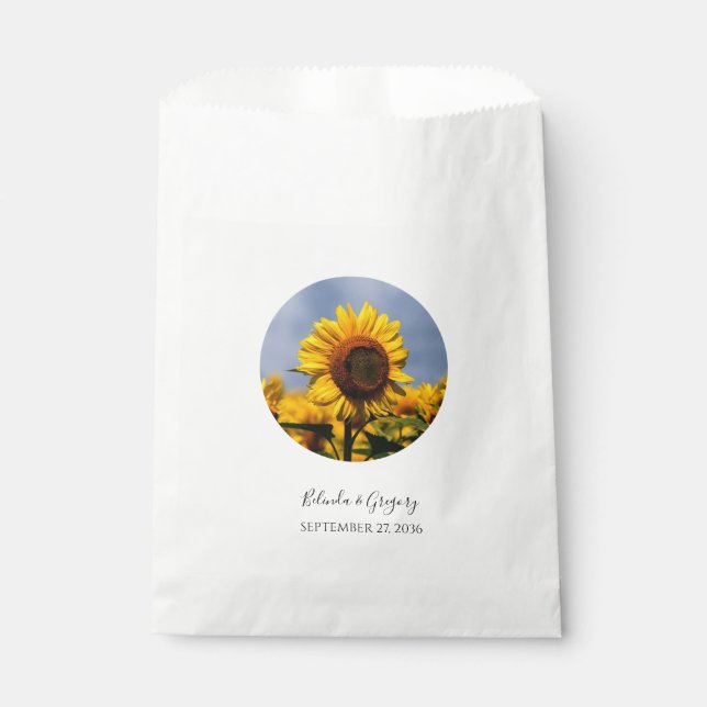 Sonnenblume Blauer Himmel Rustikale Hochzeit Geschenktütchen (Vorderseite)