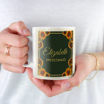 Sonnenblume Hochzeitswald Grüne Bridesmaid Geschen Kaffeetasse<br><div class="desc">Die exquisite Tasse mit Sonnenblumen zum Thema Hochzeitsfeier und Hochzeitsfeier ist eine ideale Wahl für Paare, die eine rustikale, ländliche Touch suchen. Diese bezaubernde Tasse fasziniert die Schönheit der Sonnenblumen, die durch die zauberhaften, waldgrünen und goldenen Details der Imitate hervorgehoben werden. Die blühenden Sonnenblumen symbolisieren Freude, Glück und blühende Liebe...</div>