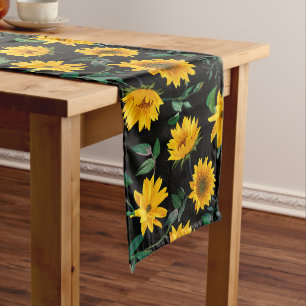 Sonnenblumen auf dem schwarzen Tischläufer