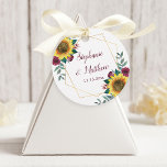 Sonnenblumen Burgundy Floral Geometric Wedding Geschenkanhänger<br><div class="desc">Diese Gastgeschenk Hochzeit-Tags verfügen über ein floralfarbenes Aquarell-Design mit Sonnenblumen, bordeauxfarbenen Blume der Rose und Blattwerk mit einem geometrischen Rahmen aus Imitaten. Personalisieren Sie sie mit Ihrem eigenen Text. Diese Tags sind Teil einer Sammlung, die eine Reihe von passenden Hochzeitswaren und anderen Hochzeitsartikeln enthält. Bitte sehen Sie sich die Sammlungs-Seite...</div>