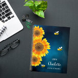 Sonnenblumen Gelbe Bienen Blaue Himmelsbezeichnung Planer<br><div class="desc">Mit unserem Personalisierten Sonnenblumenplaner und Bienenstromplaner bereiten Sie sich auf Ihre Tage mit einer Touch natürlichen Charmes vor. Dieser reizvolle Planer besticht durch einen ruhigen, dunkelblauen Himmelshintergrund, der mit lebendigen, wasserfarbenen Sonnenblumen und fröhlichen lächelnden Bienen geschmückt ist und Ihrem Tagesablauf ein Gefühl von Freude und Laune vermittelt. Serene Dark Blue...</div>