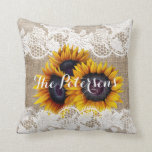 Sonnenblumen Hochzeitspaziergänger Kissen<br><div class="desc">Rustikale, elegante Hochzeitskombination personalisierte Geschenkidee aus einem Kissen auf beige Imitate, die mit schönen goldgelben Sonnenblumenbouquets und weißen Spitzen-Rändern auf beiden Gesichtern besticht. Einfach mit dem neuen Familiennamen vorne und mit den Namen von Braut und Bräutigam und dem Hochzeitstag auf der Rückseite personalisieren. Es ist ein inspiriertes Sake-Geschenk für den...</div>