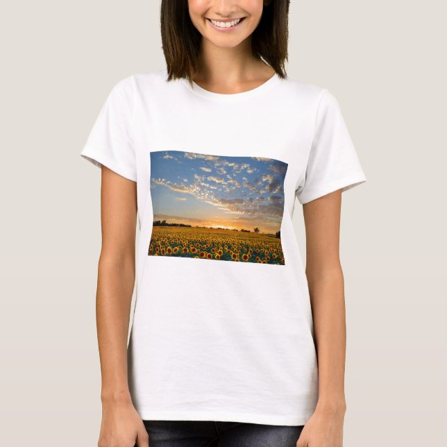Sonnenblumen im Sonnenuntergang T-Shirt (Vorderseite)