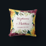 Sonnenblumen im Wasser Hochzeit an der Grenze Kissen<br><div class="desc">Dieses Kissen ist mit Sonnenblumen in Aquarelltönen, bordeauxroten Rose und grünem Blattwerk ausgestattet. Personalisieren Sie es mit Namen und Datum. Dieses Kissen ist Teil einer Sammlung, die passende Hochzeitskunst und Geschenke enthält. Besuchen Sie unseren Shop oder unsere Kollektionsseiten, um die komplette Produktpalette zu sehen, die Sie für Ihre Hochzeit personalisieren...</div>