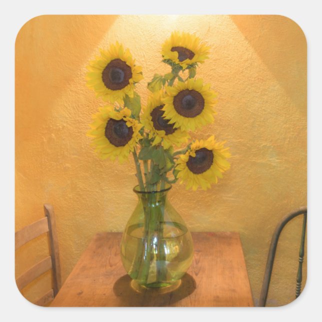 Sonnenblumen in Vase auf Tabelle 2 Quadratischer Aufkleber (Vorderseite)