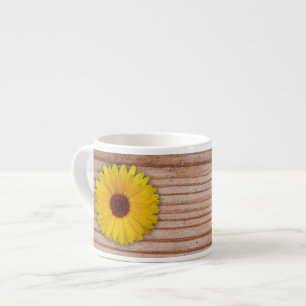 Sonnenblumen Marigold auf rustikalen Holzplatten Espressotasse