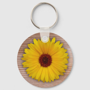 Sonnenblumen Marigold auf rustikalen Holzplatten Schlüsselanhänger