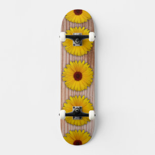 Sonnenblumen Marigold auf rustikalen Holzplatten Skateboard