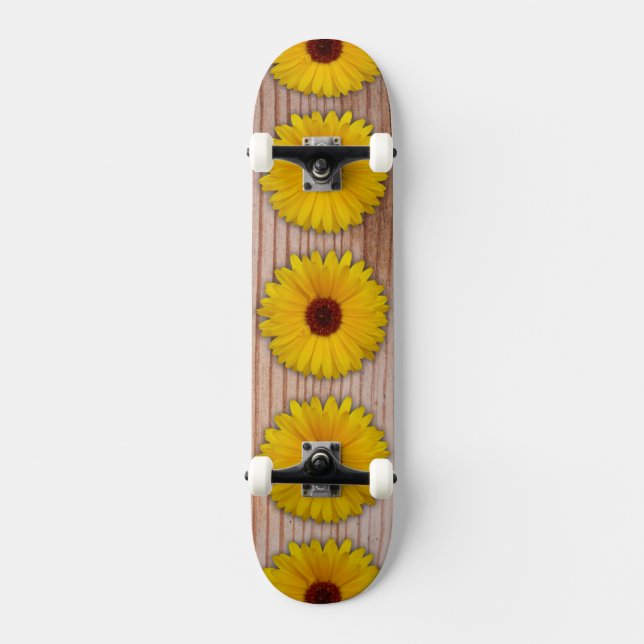 Sonnenblumen Marigold auf rustikalen Holzplatten Skateboard (Vorderseite)