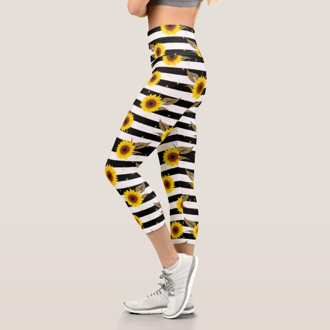 Sonnenblumen mit schwarzen und weißen horizontalen capri leggings (Links)