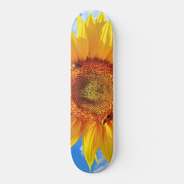 Sonnenblumen und Bienen auf blauem Himmel - Sommer Skateboard (Vorderseite)