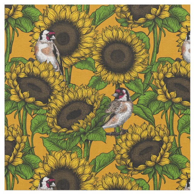 Sonnenblumen und Goldschmuck auf Orange Stoff (Nahaufnahme)