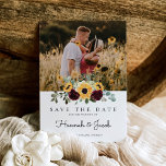 Sonnenblumen und Rose Rustikales Foto Hochzeit Save The Date<br><div class="desc">Diese rustikale Sonnenblume und die bordeauxrote Rose Save the Date ist der perfekte Weg, um Ihre anstehende Hochzeit mit Freunden zu verkünden. Save the Date sind die gelben Sonnenblumen mit bordeauxfarbenen Rose, dem Atem des Babys und der Salbei-Vegetation zu sehen. Dies ist ein perfektes Farbschema für einen Spätsommer oder eine...</div>