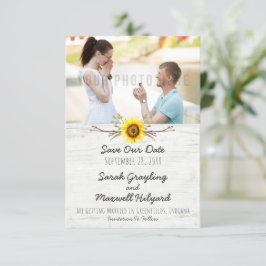 Sonnenblumen und rustikale Holzbauernhofssehen ret Save The Date