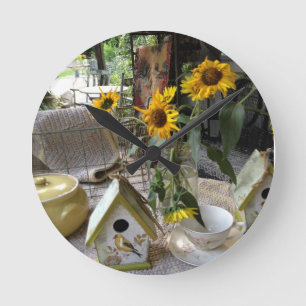 Sonnenblumen und Vogelhaus komplette Herbst-Displa Runde Wanduhr
