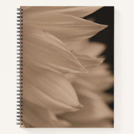 Sonnenblumenblütenblätter in Sepia-Ton Notizbuch