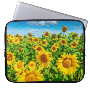 Sonnenblumenfeld im Sommer Sonnentag. malerisch Laptopschutzhülle