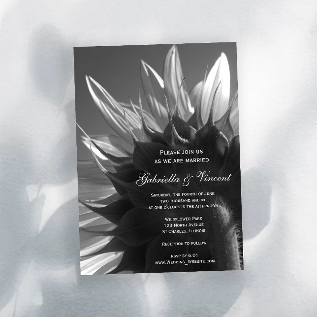 Sonnenblumenhochzeit in Schwarz und Weiß Einladung (Invite guests to your garden party marriage with the Black and White Sunflower Wedding Invitation.)