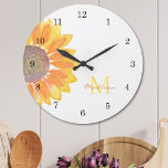 Sonnenblumenmonogramm Große Wanduhr<br><div class="desc">Diese fröhliche Wanduhr ist mit einer gelben Aquarellsonnenblume und Monogramm in stilvoller Typografie dekoriert. Es ist leicht anpassbar und ist ein großartiges Geschenk für einen Sonnenblumenfreund. Original Wasserfarbe © Michele Davies.</div>
