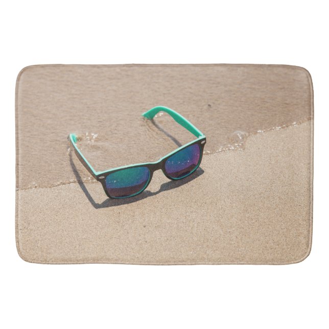 Sonnenbrille am Strand Badematte (Vorderseite)