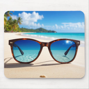 Sonnenbrille am Strand Mousepad