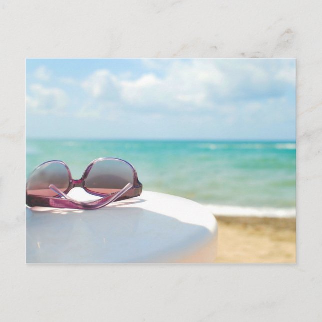 Sonnenbrille am Strand Postkarte (Vorderseite)