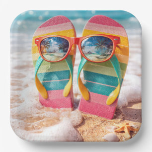 Sonnenbrille auf Flip-Flops im Sand am Strand Pappteller