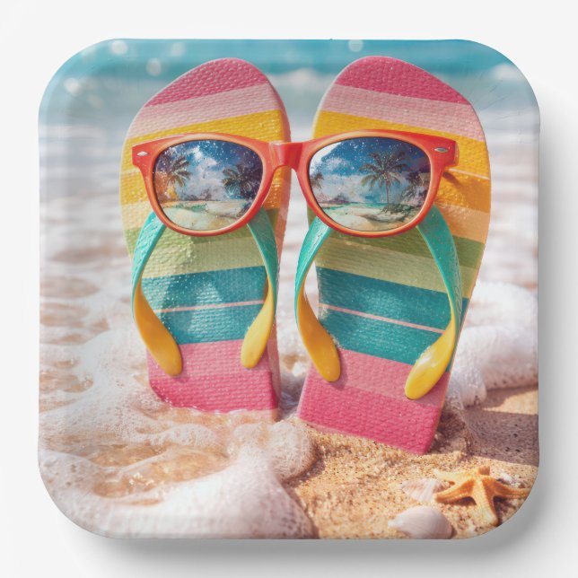 Sonnenbrille auf Flip-Flops im Sand am Strand Pappteller (Vorderseite)