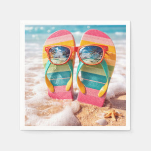 Sonnenbrille auf Flip-Flops im Sand am Strand Serviette