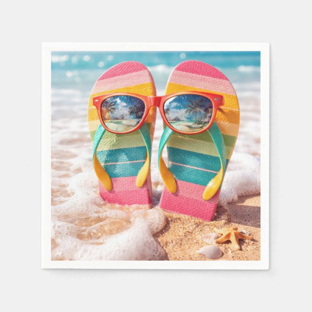 Sonnenbrille auf Flip-Flops im Sand am Strand Serviette (Vorderseite)