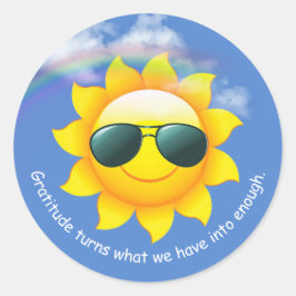 Sonnenbrille auf gelber Sonne am Himmel mit Zitat Runder Aufkleber