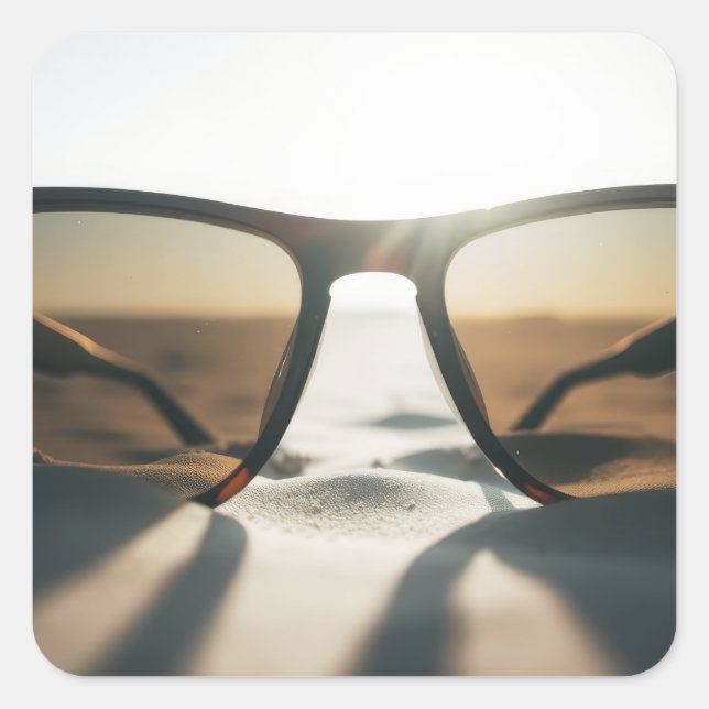Sonnenbrille auf Sand Quadratischer Aufkleber (Vorderseite)