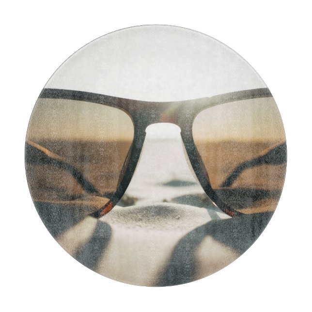 Sonnenbrille auf Sand Schneidebrett (Vorderseite)