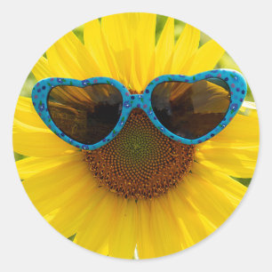 Sonnenbrille auf Sonnenblumen Runder Aufkleber
