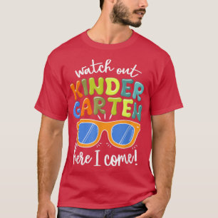 Sonnenbrille Pass auf den Kindergarten auf, hier k T-Shirt