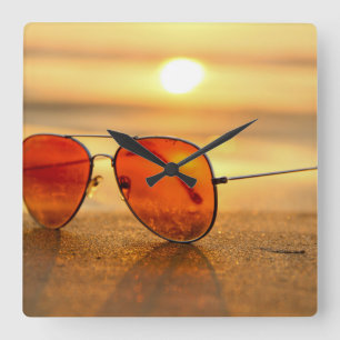 Sonnenbrille und quadratische wanduhr
