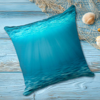 Sonnendurchflutete blaue Ozean-Unterwasserszene Kissen