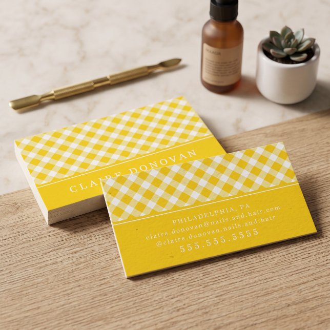 Sonnengelb Gingham Visitenkarte (Simulated business cards on table)