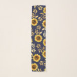 Sonnengelbe goldene Navy Sonnenblumen Blätter Must Schal<br><div class="desc">Dieses elegante und schicke Blumenmuster ist perfekt für die Sommersaison geeignet und zeichnet sich durch ein gelb-braunes Sonnenblumenmuster aus, das mit Imitaten bedruckt ist, die Blätter aus Goldfolie auf einem schlichten marineblauen Hintergrund. Dieser Ausdruck ist modern, ländlich und modern. ***WICHTIGE HINWEIS FÜR DESIGN: Für individuelle Designanfragen, wie z.B. passende Produktanfragen,...</div>