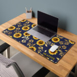 Sonnengelbe goldene Navy Sonnenblumen Blätter Must Schreibtischunterlage<br><div class="desc">Dieses elegante und schicke Blumenmuster ist perfekt für die Sommersaison geeignet und zeichnet sich durch ein gelb-braunes Sonnenblumenmuster aus,  das mit Imitaten bedruckt ist,  die Blätter aus Goldfolie auf einem schlichten marineblauen Hintergrund. Dieser Ausdruck ist modern,  ländlich und modern.</div>