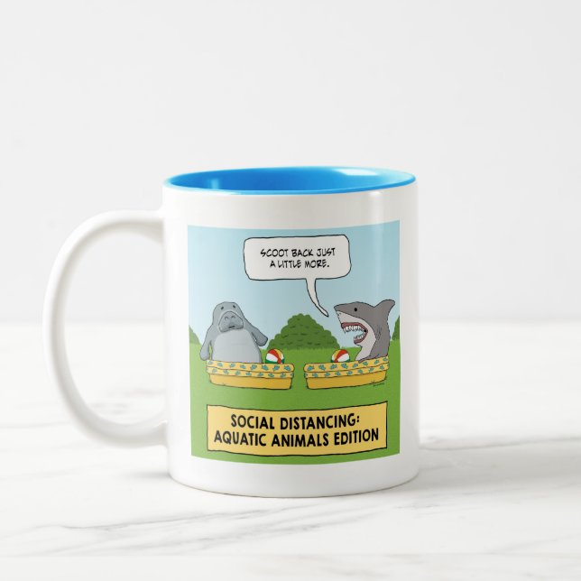 Sonnenhai und Manatee soziale Distanz Zweifarbige Tasse (Links)