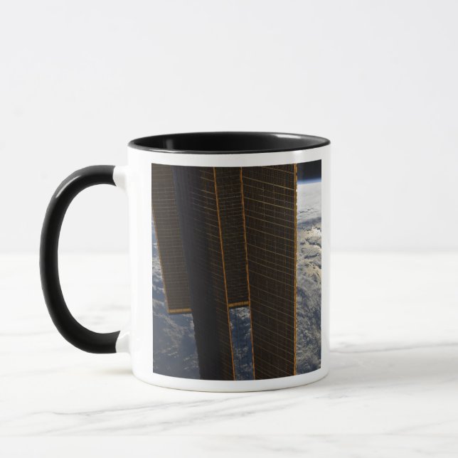 Sonnenkollektoren der Internationalen Raumstation Tasse (Links)