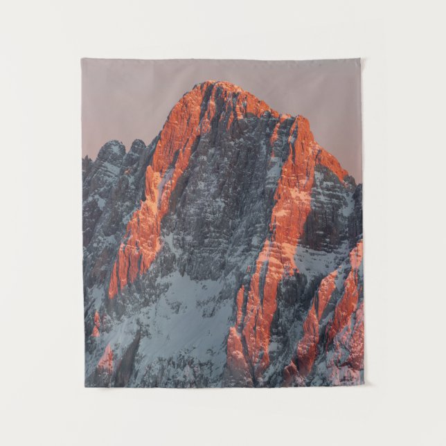 Sonnenlicht auf schneebedeckten Bergen Wandteppich (Vorderseite)