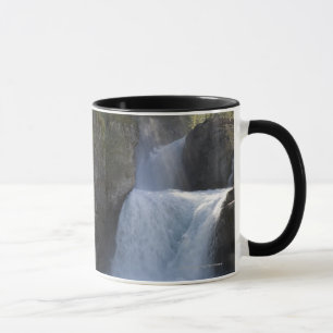Sonnenlicht auf Wasserfällen auf der Seite eines Tasse