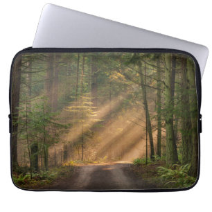 Sonnenlicht, das durch einen Wald glänzt Laptopschutzhülle