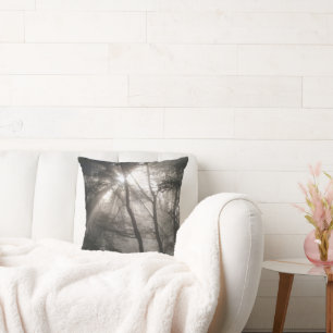 Sonnenlicht durch Bäume dunkles Wald Kissen